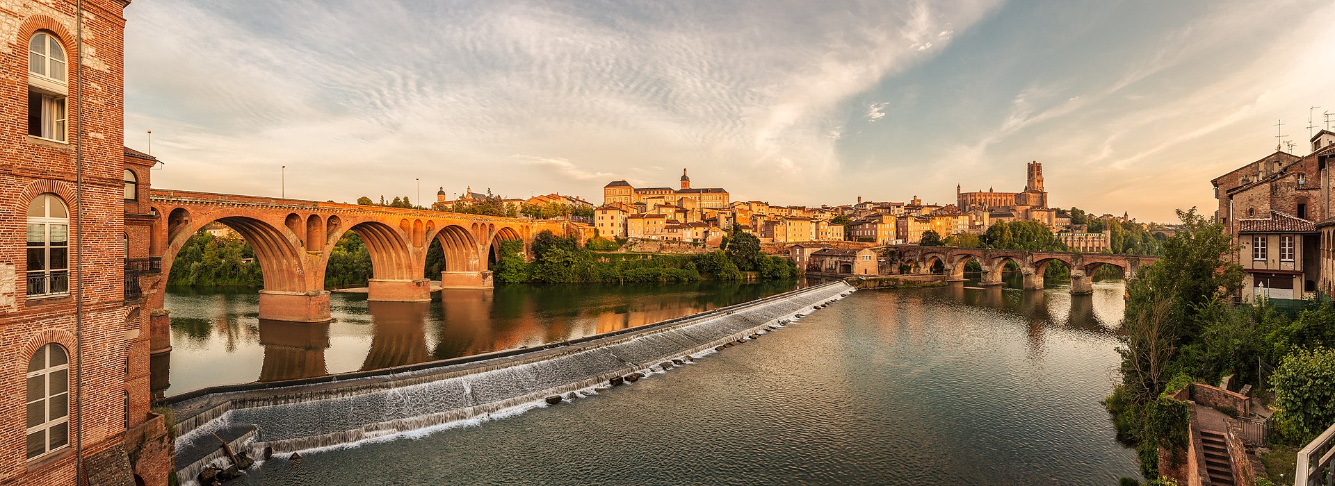 Vue de la ville d'albi sous la lumière du soleil couchant.